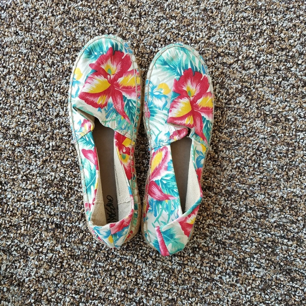 Woman's tropical floral slip on flats size 8